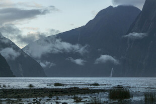 壮丽山水间的宁静景致