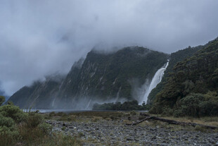 云雾缭绕下的壮美山间瀑布