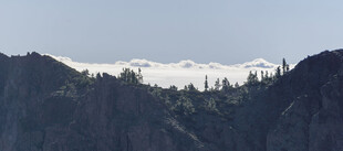 雪山映于山峦间