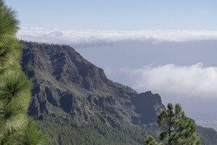 高山云海间的壮丽景致