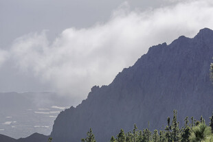 云雾缭绕的巍峨山峰