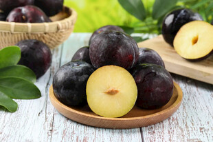 新鲜黑布林摆放在木盘上