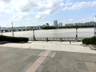 江边开阔广场风景