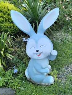 户外蓝色可爱兔子雕塑