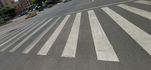 城市道路上的斑马线特写