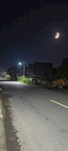 夜晚空旷道路上的明亮路灯
