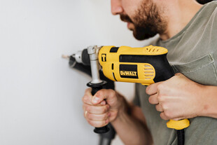 男子手持电钻专注作业