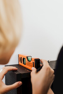 女性手持水平仪进行测量