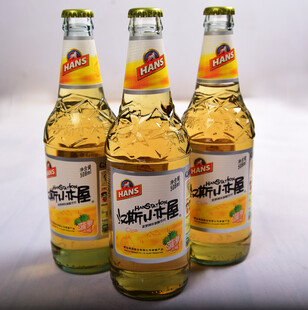 三瓶乐堡啤酒展示