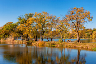 南京紫金山前湖月牙堤秋色