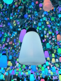 彩色背景中的梦幻灯光场景