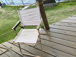 户外木质平台上的折叠椅