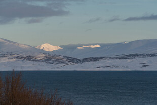 湖畔雪山美景