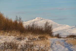 冬日雪覆山路与远山景色