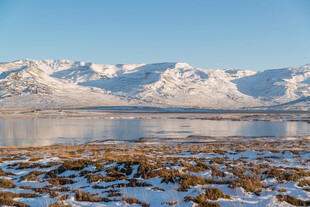 雪山下的宁静水域景观