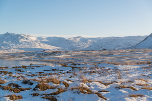 雪覆旷野 远山壮丽景色