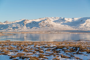 雪山下的静谧湖泊风光