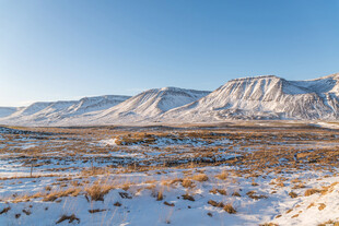 雪山下的广袤雪地景观