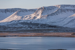 雪山下的静谧湖泊