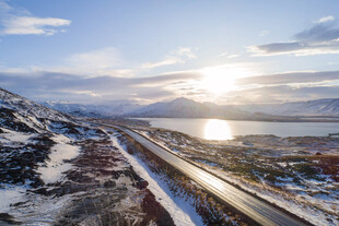 冬日雪覆公路与壮丽湖景