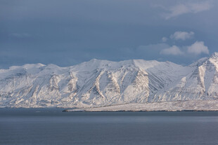 雪山映海壮丽风光