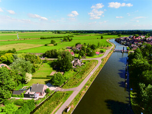 田园河畔乡村美景