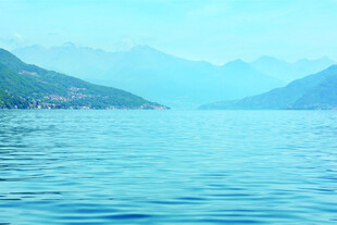 宁静湖景与远山