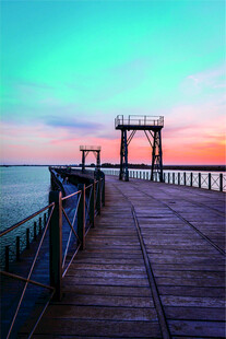 黄昏下的唯美海边栈桥