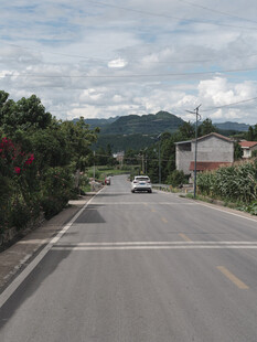 乡村公路上行驶的白色车辆