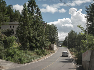 乡村公路上的行驶车辆