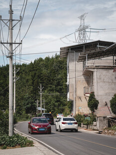 乡村公路旁的建筑与行驶车辆