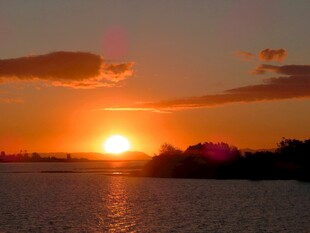 夕阳下的海滨景观