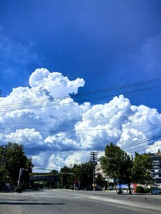 蓝天白云下的开阔道路