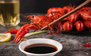 美味小龙虾配蘸料