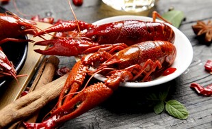 美味小龙虾摆放在木桌上