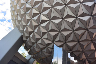 未来感几何球形建筑外观