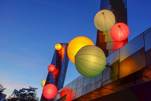 悬挂多彩灯笼装饰建筑景观