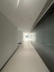 现代简约风格的空旷走廊