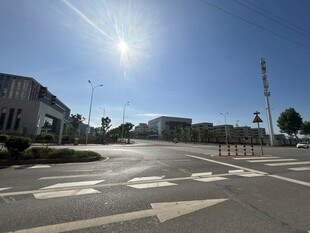 晴朗城市路口景象