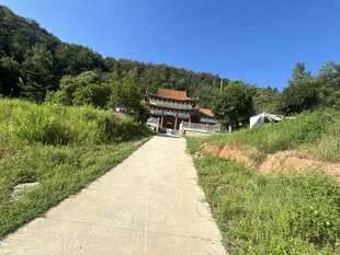 山间小径通向古朴建筑