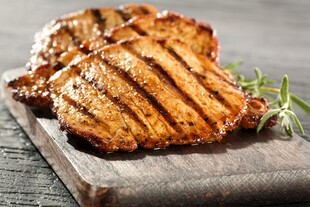 美味烤牛排置于木砧板上