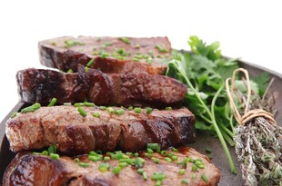 香煎牛排配新鲜香草