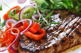 香煎牛排配新鲜蔬菜