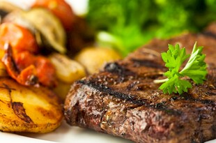 美味牛排配烤蔬菜