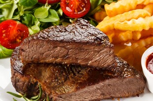 美味牛排配蔬菜与薯条