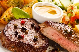 美味牛排配蔬菜与蘸酱