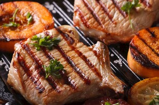 烤牛排配烤胡萝卜