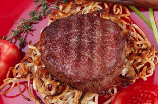 美味牛排配意面