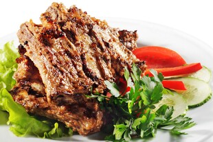 美味烤排骨配新鲜蔬菜