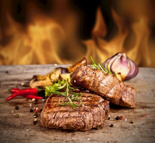 美味牛排配蔬菜与火焰